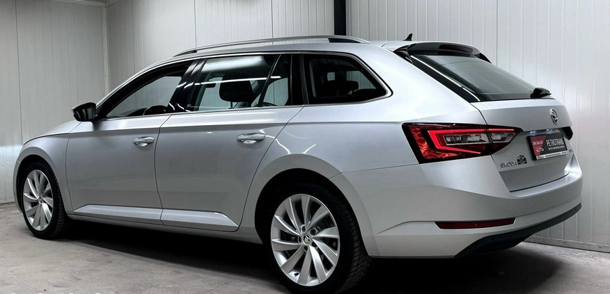 Skoda Superb cena 59900 przebieg: 230000, rok produkcji 2019 z Gliwice małe 742